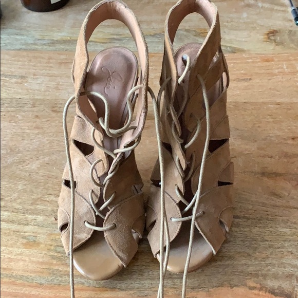 Joie heels - Picture 2 of 8